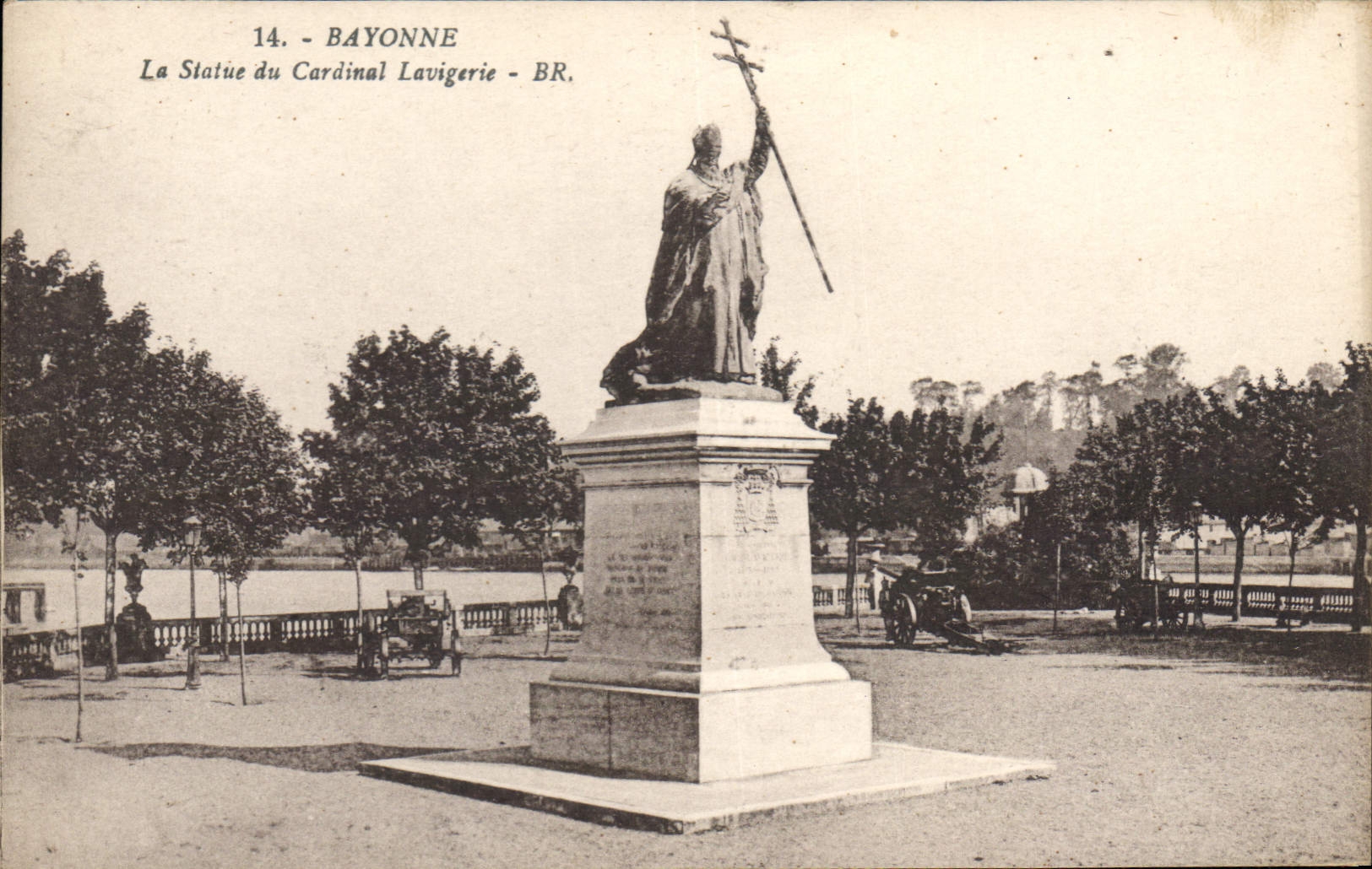 CPA Bayonne La Statue du Cardinal Lavigerie