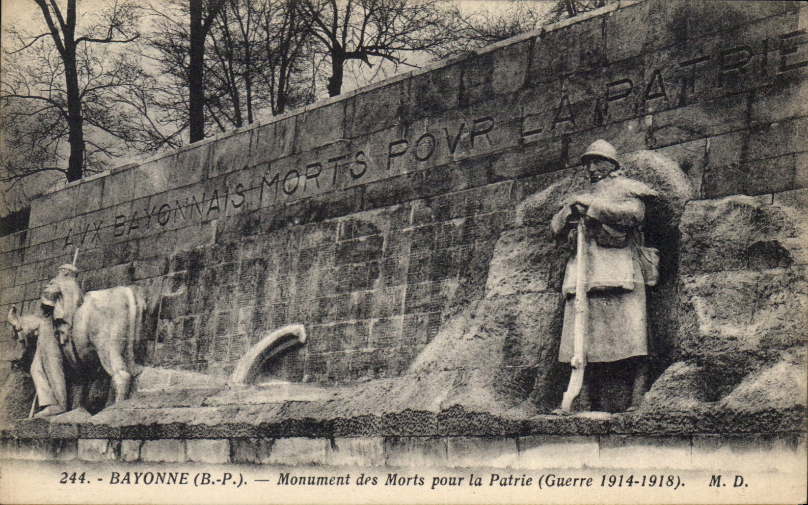CPA Bayonne (B P) Monument des Mort pour la Patrie (Guerre)