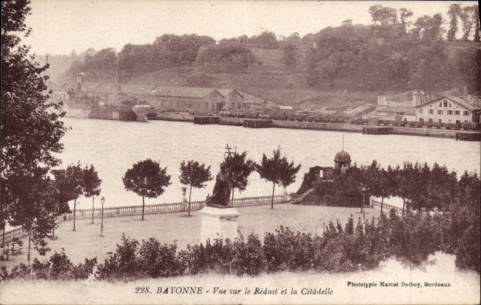 CPA Bayonne Vue sur le Reduit et la Citadelle