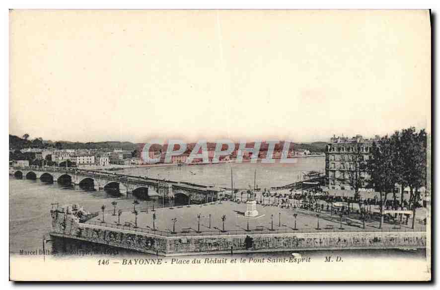 CPA Bayonne Place du Reduit et le pont du Saint Esprit