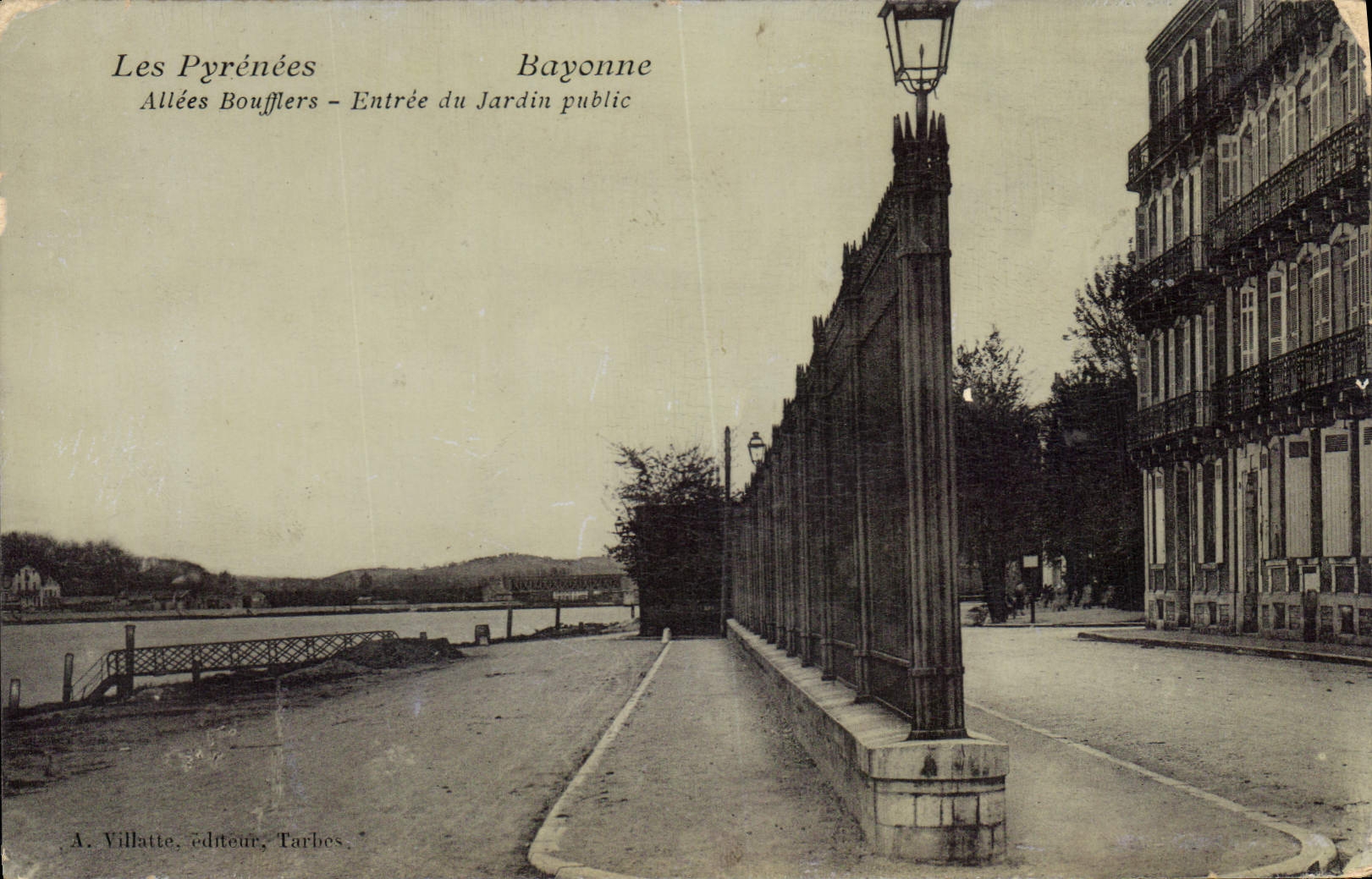 CPA Bayonne Allees Boufflers Entree du jardin public