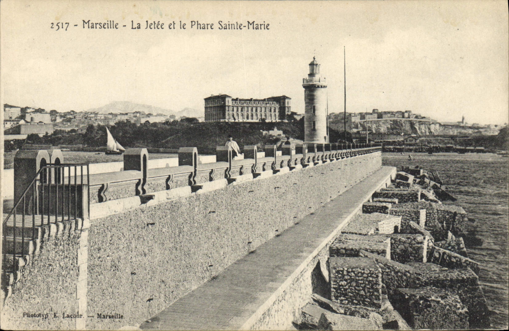 CPA Marseille La Jetee et le Phare Sainte Marie