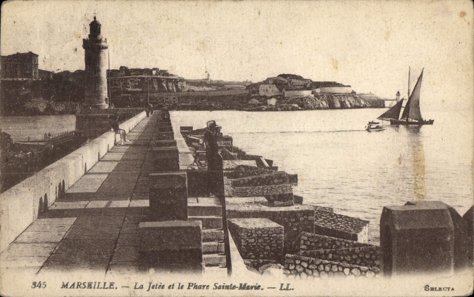 CPA Marseille La Jetee et le Phare Sainte Marie