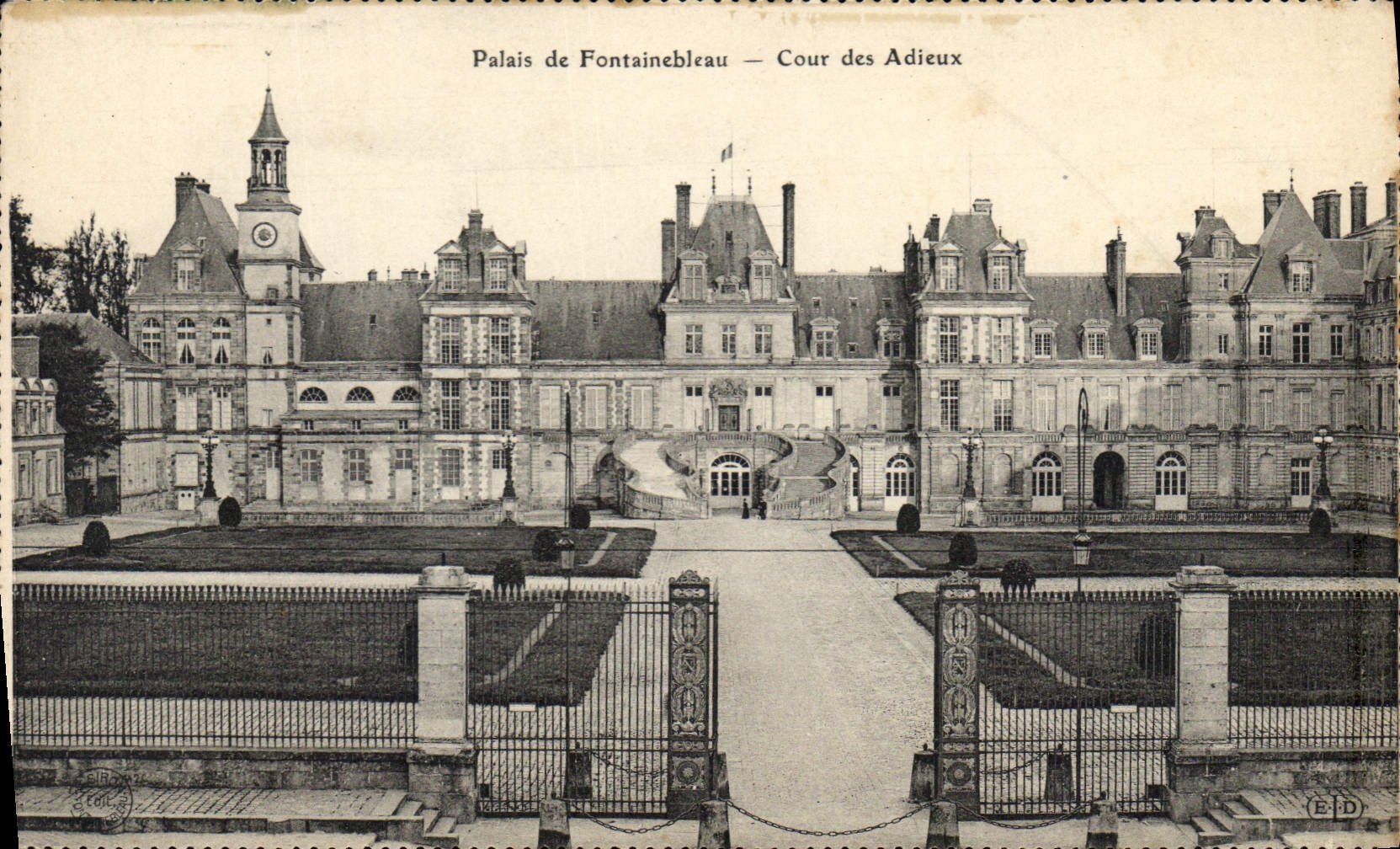 CPA Palais de Fontainebleau Cour des Adieux