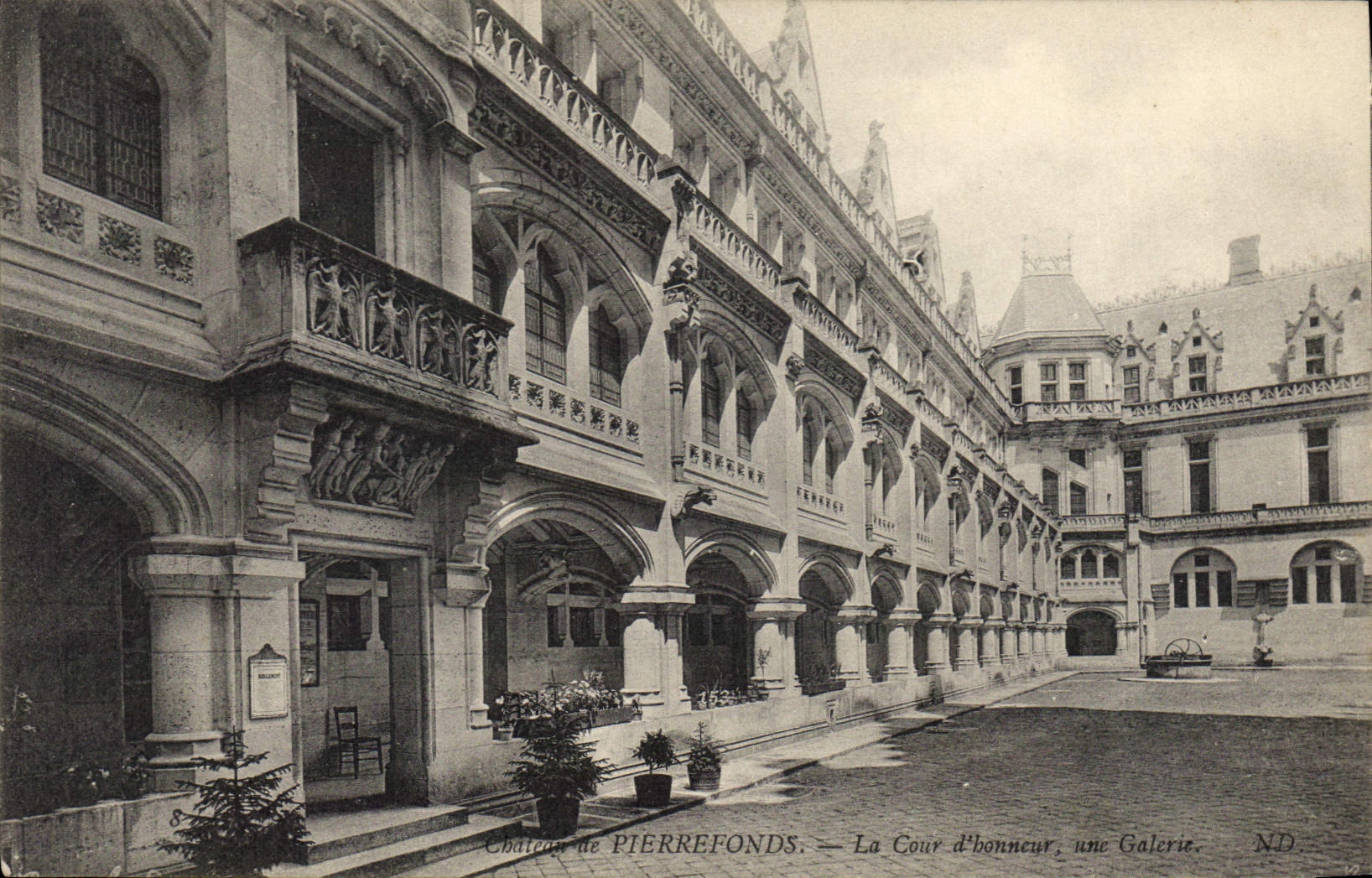 Château de PIERREFONDS — La Cour d'honneur, une Galerie