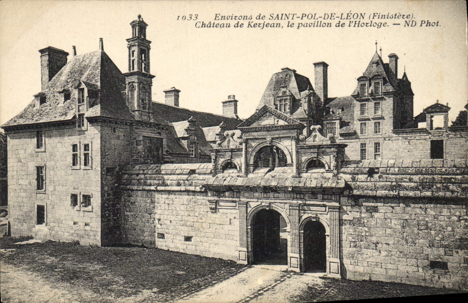CPA Environs de Saint Pol de Leon (Finistere) Chateau de Kerjean Le pavillon de l'horloge