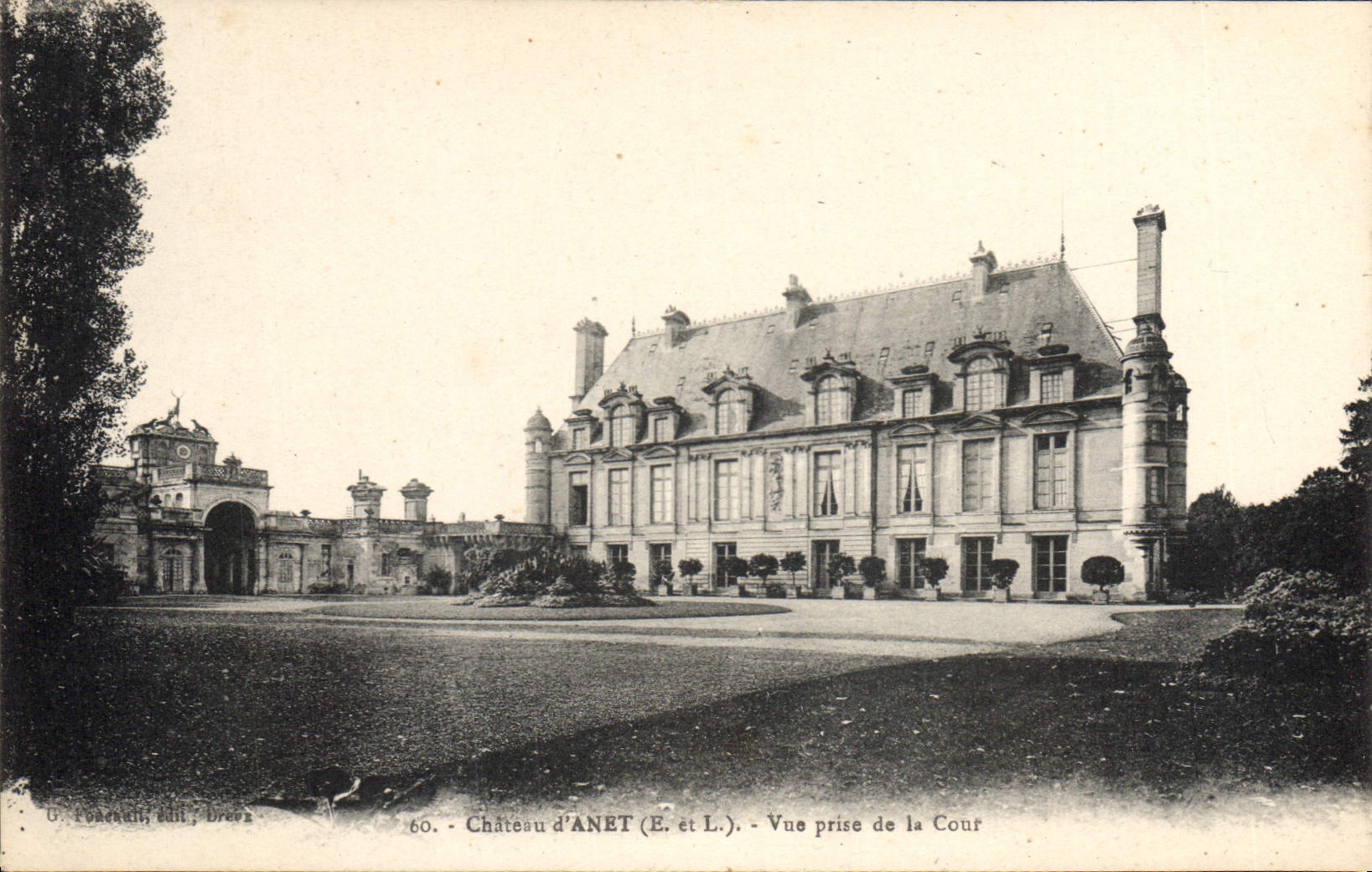 CPA Chateau d'Anet (E et L) Vue prise de la Cour