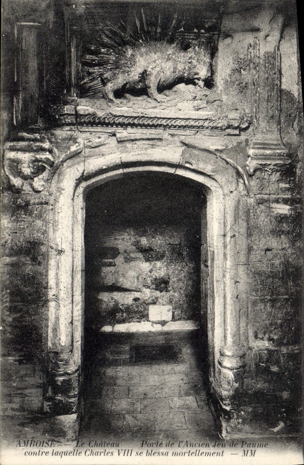 CPA Amboise Le Château Porte de l'ancien Jeu de Paume 