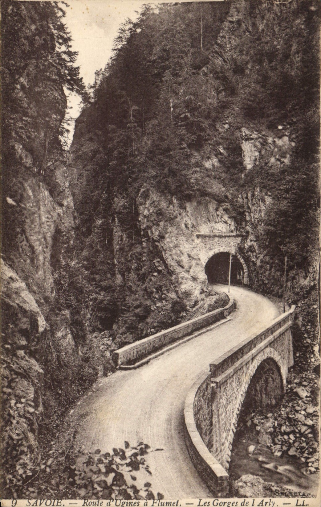 CPA Savoie Route d'Ugines a Flumet