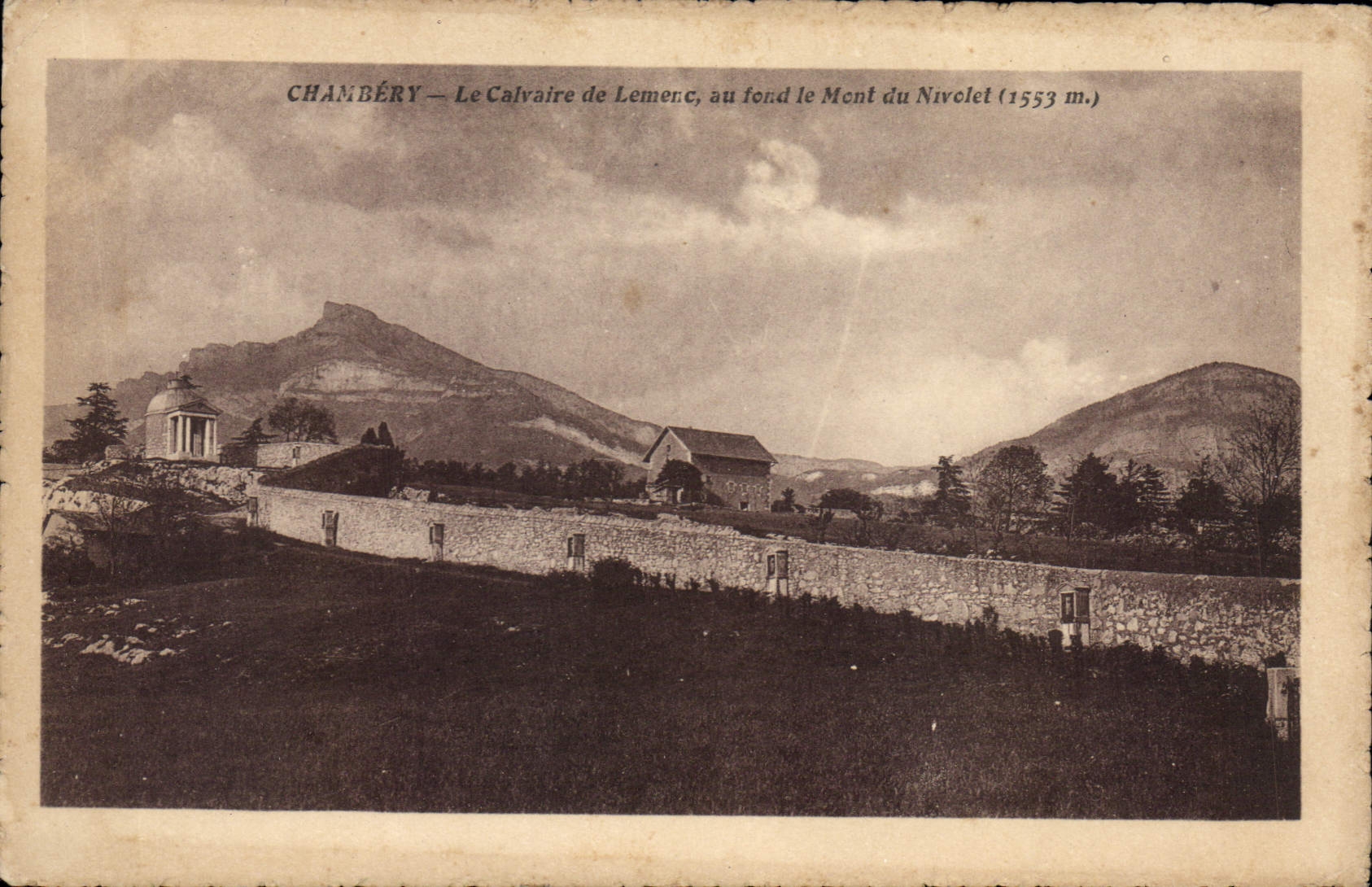CPA Chambery Le Calvaire de Lemenc Au fond le Mont du Nivolet
