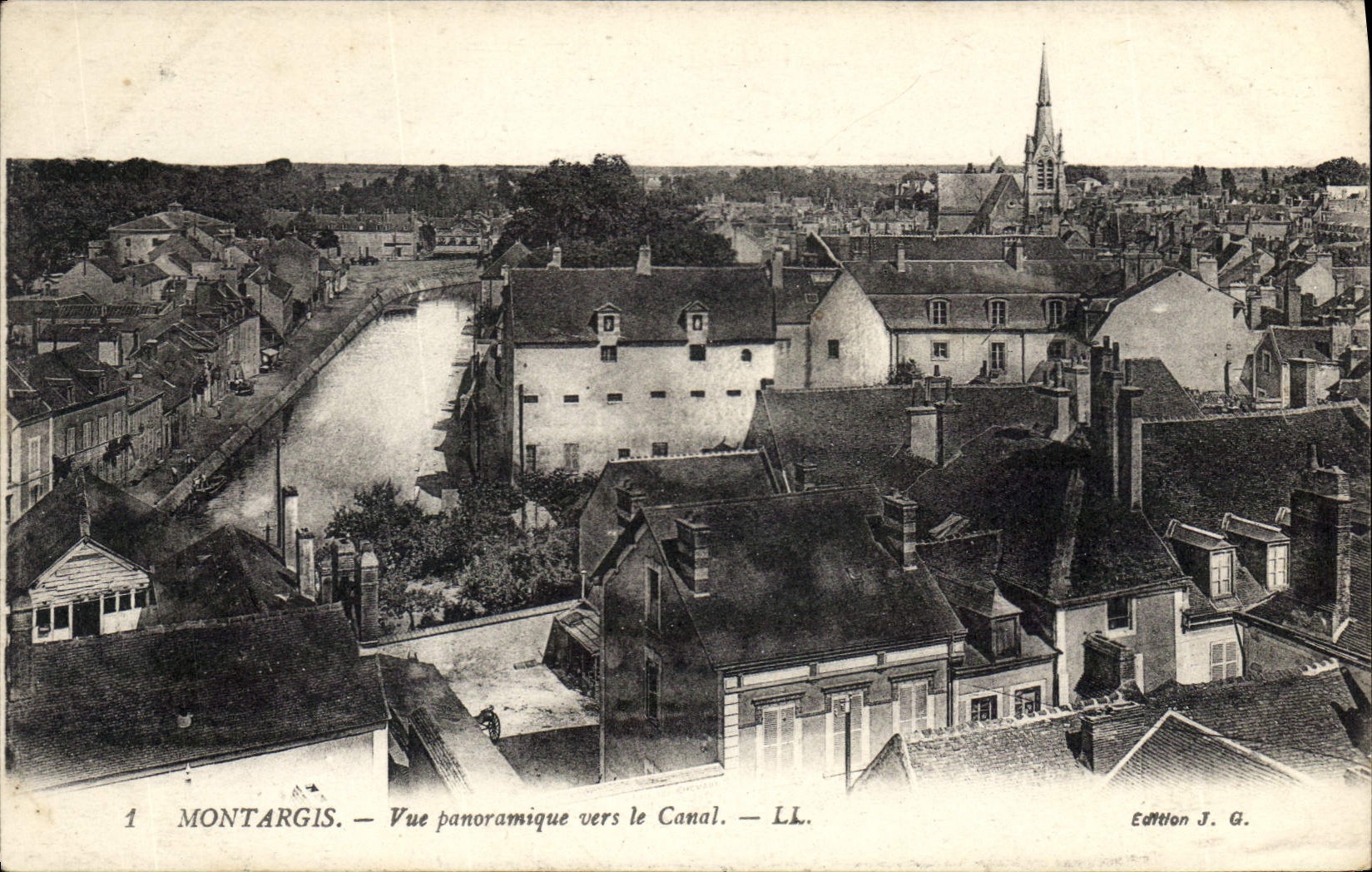 CPA Montargis Vue panoramique vers le Canal
