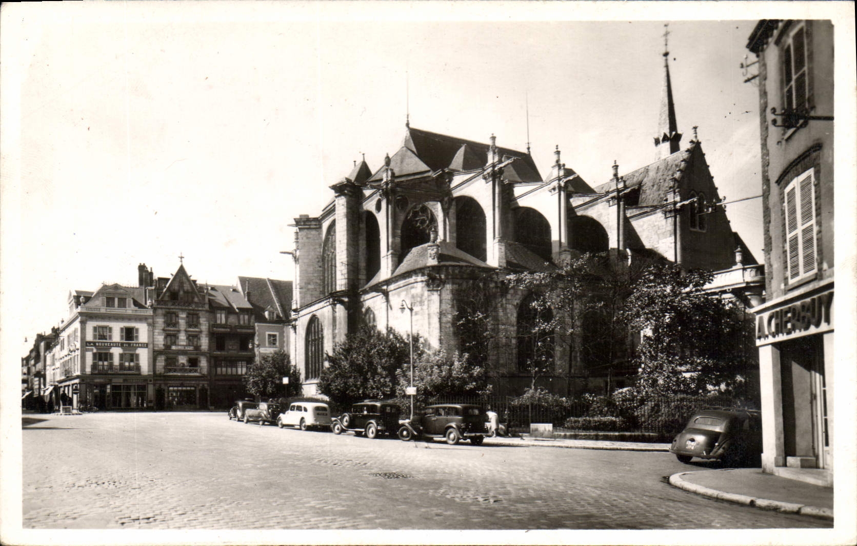 Montargis — Place Mirabeau et l'Église Sainte-Madeleine — Édition C. F. Montargis