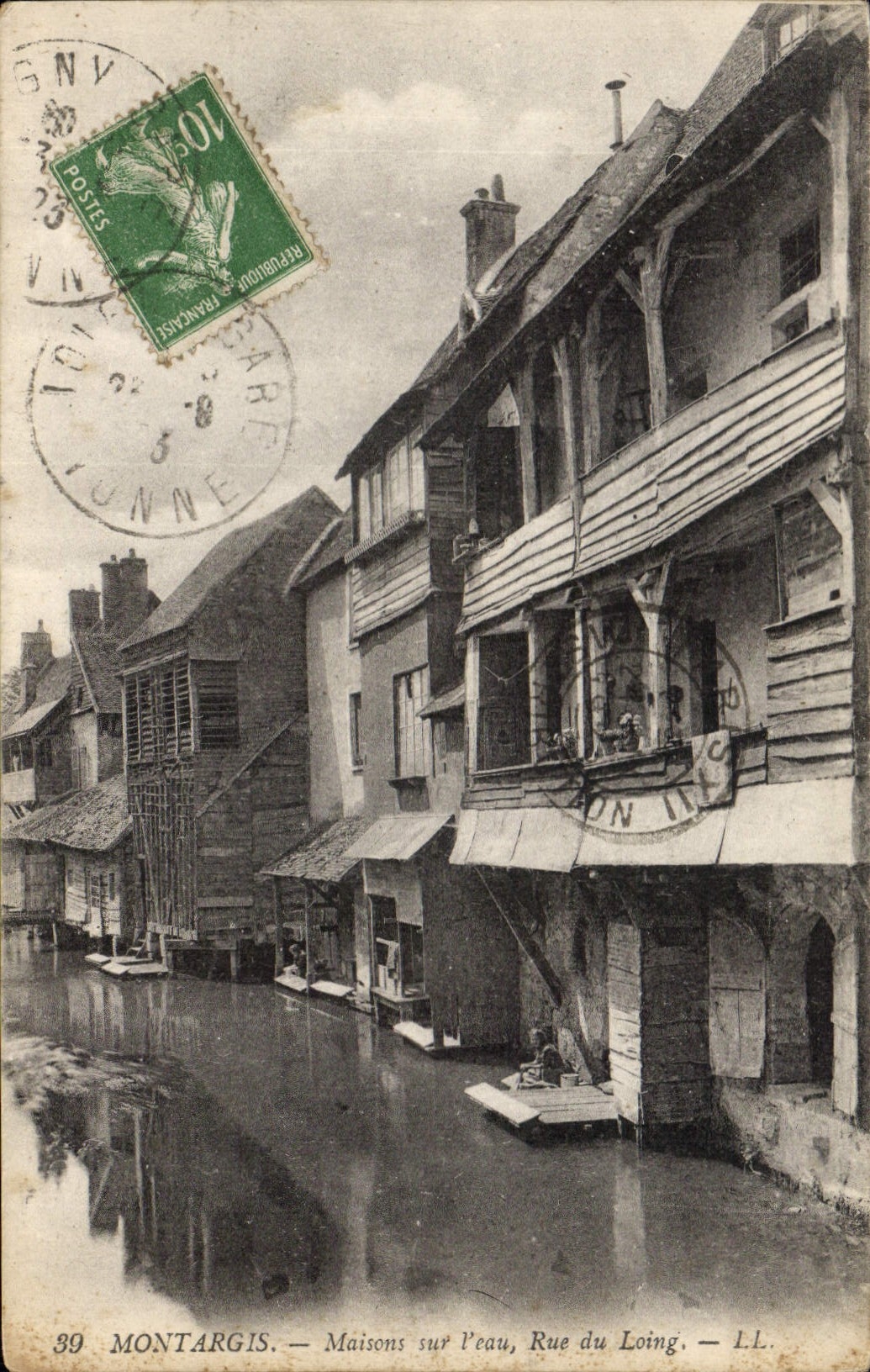 CPA Montargis Maisons sur l'eau Rue du Loing