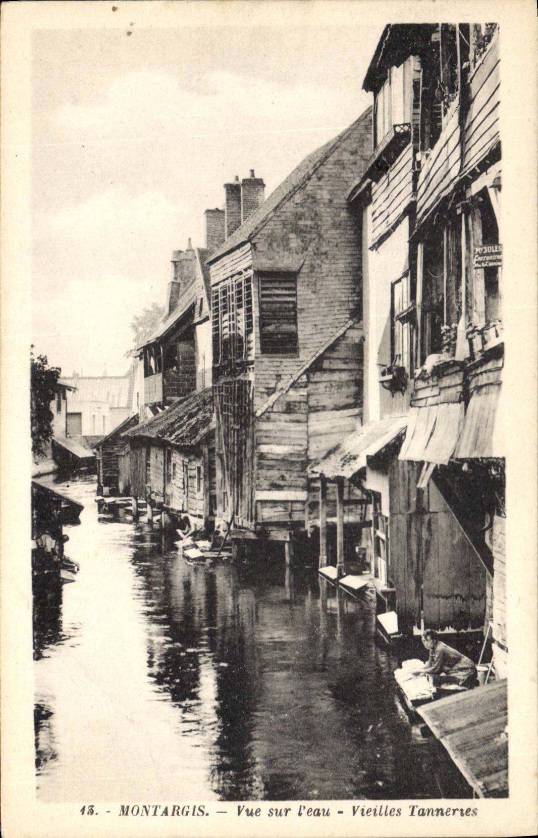 CPA Montargis Vue sur l'eau Vieilles Tanneries