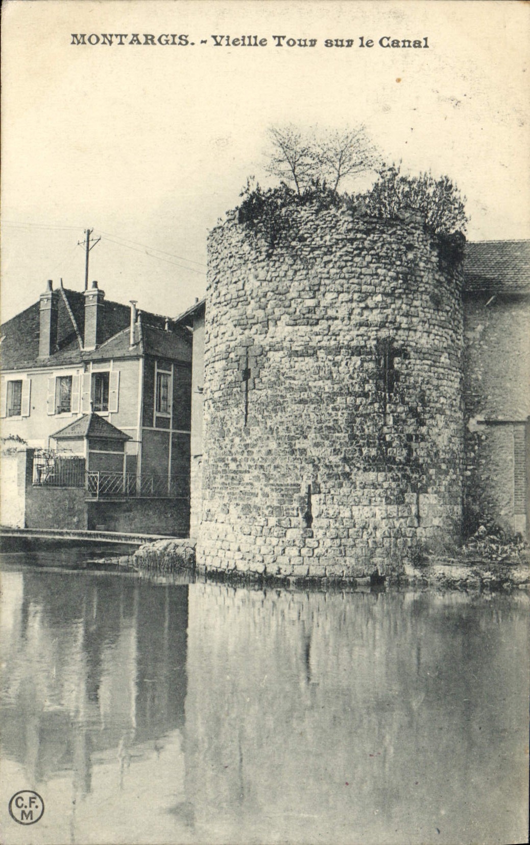 CPA Montargis Vieille Tour sur le Canal