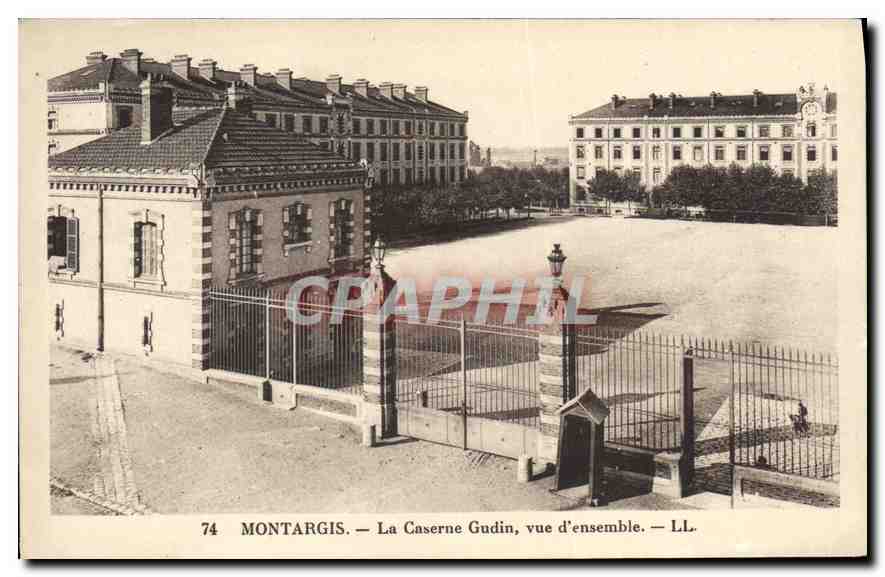 CPA Montargis La Caserne Gudin Vue d'ensemble Militaria