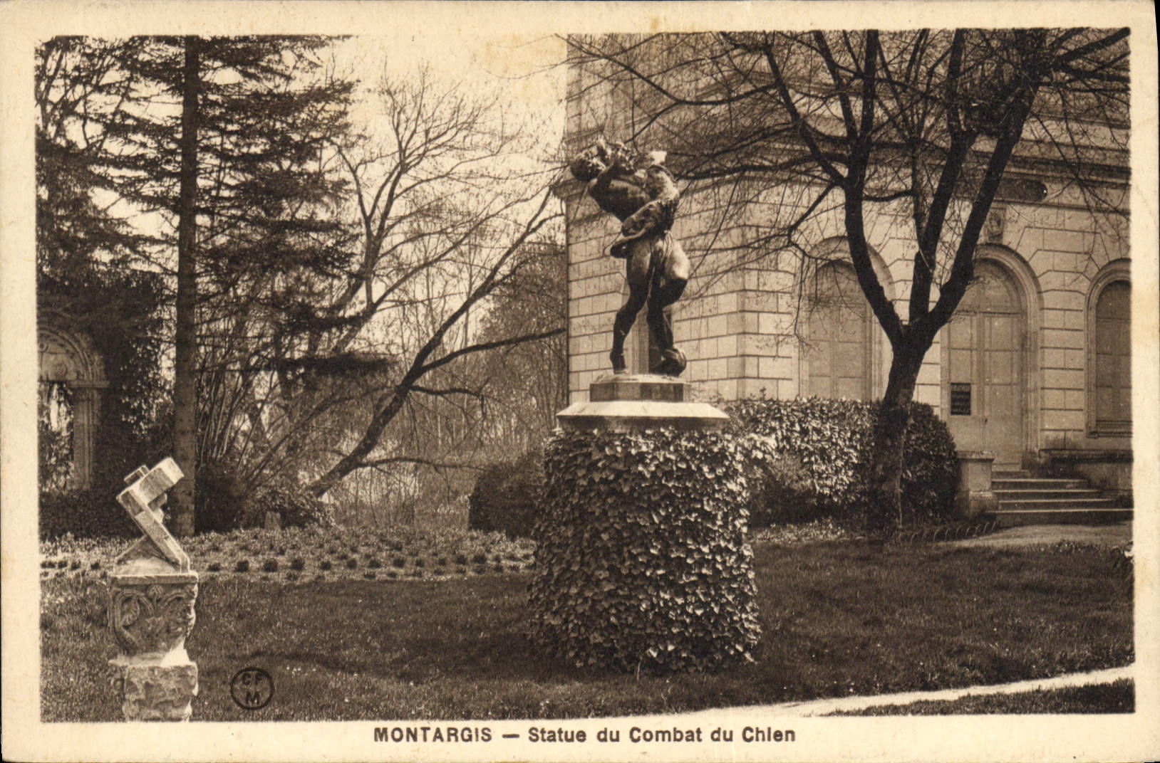 CPA Montargis Statue du Combat du Chien