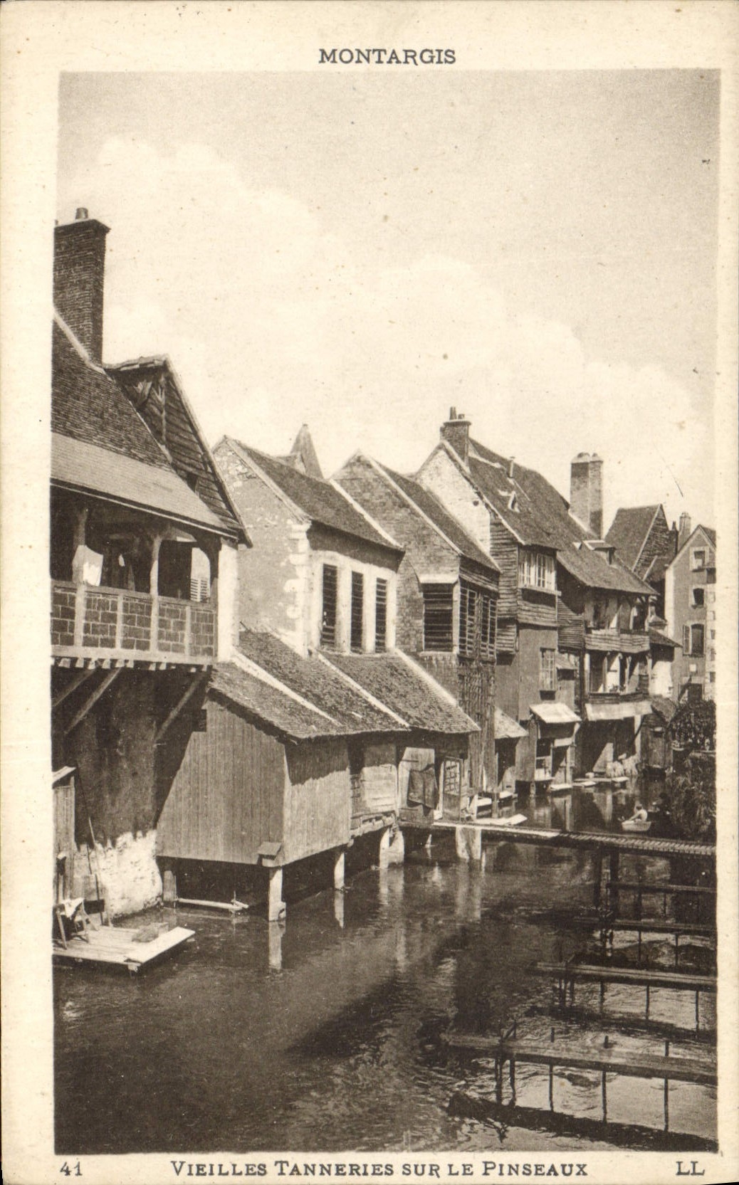 CPA Montargis Vieilles Tanneries sur le Pinseaux