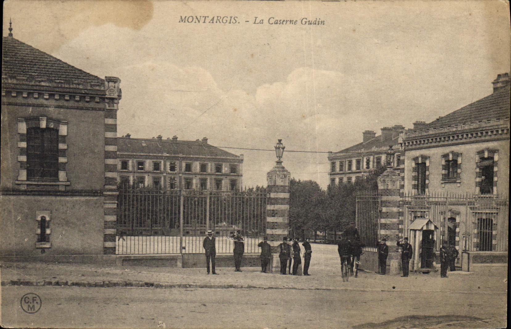 CPA Montargis La Caserne Gudin Militaria