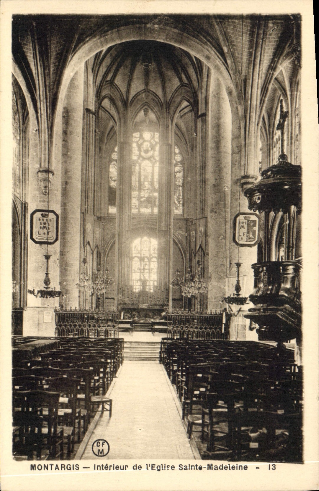 CPA Montargis Interieur de l'Eglise Sainte Madeleine