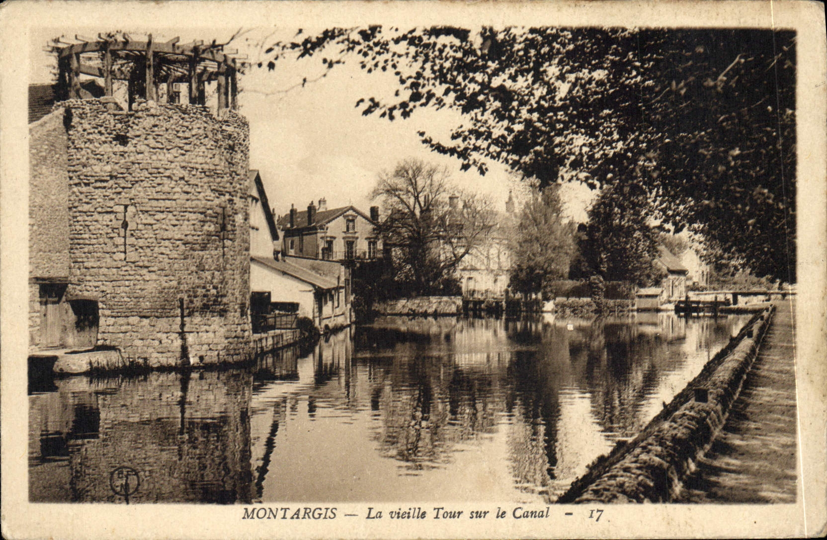 CPA Montargis La Vieille Tour sur le Canal