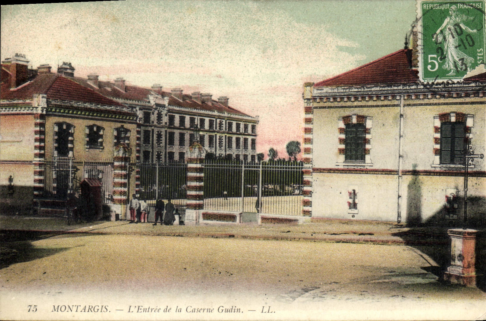 CPA Montargis L'Entree de la Caserne Gudin Militaria