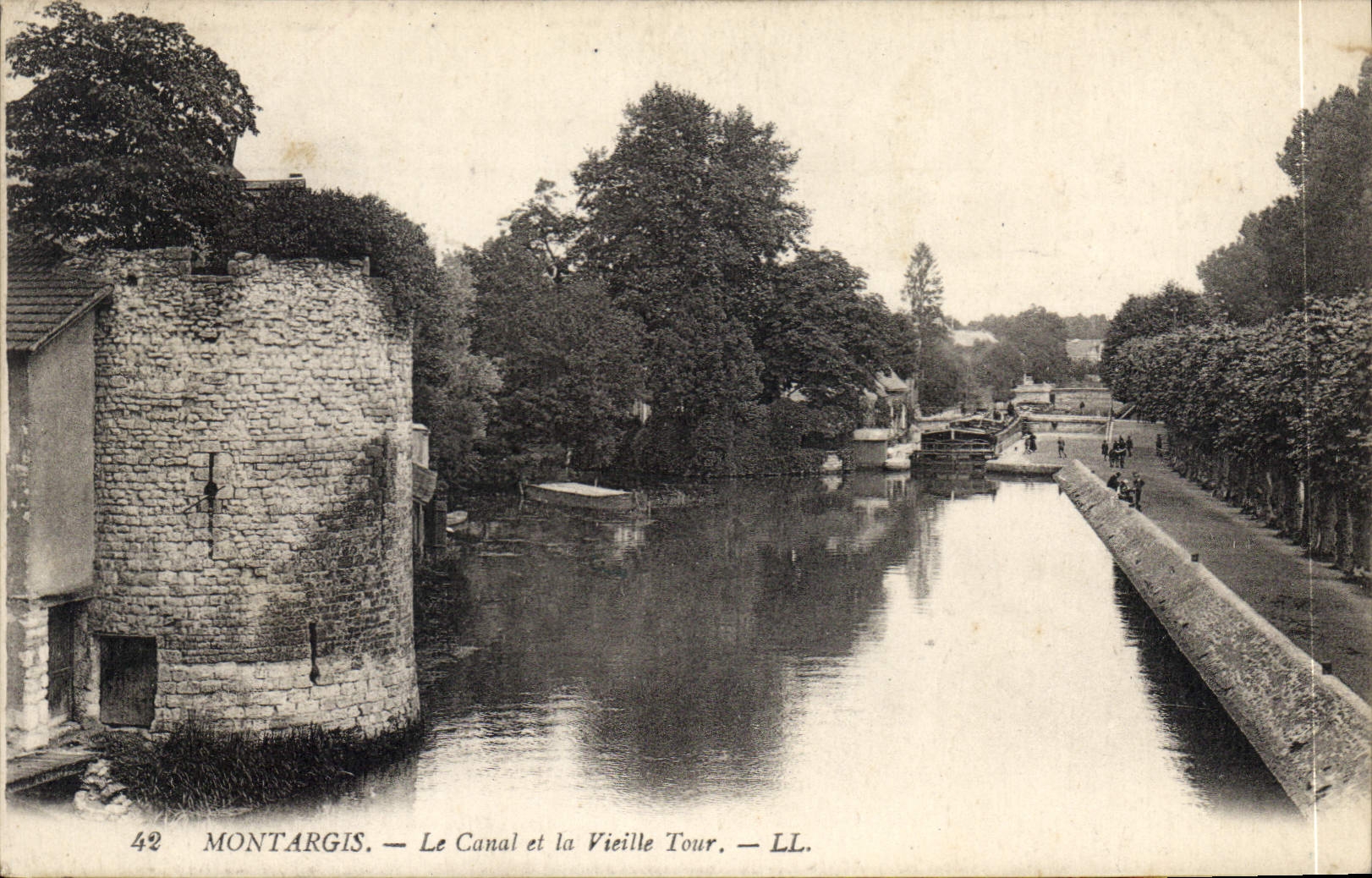 CPA Montargis Le Canal et la Vieille Tour