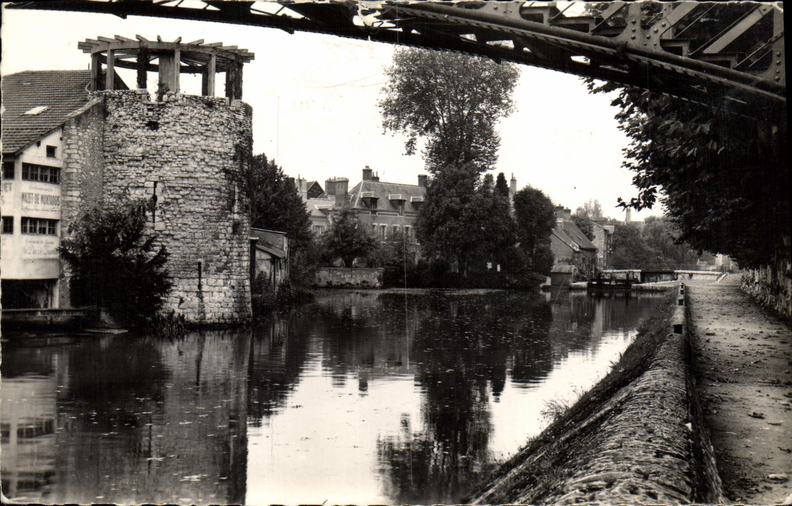 CPA Montargis (Loiret) Bord du Canal
