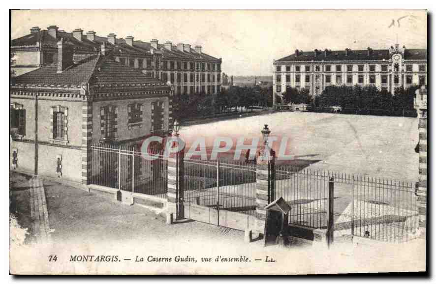 CPA Montargis La Caserne Gudin Vue d'ensemble Militaria