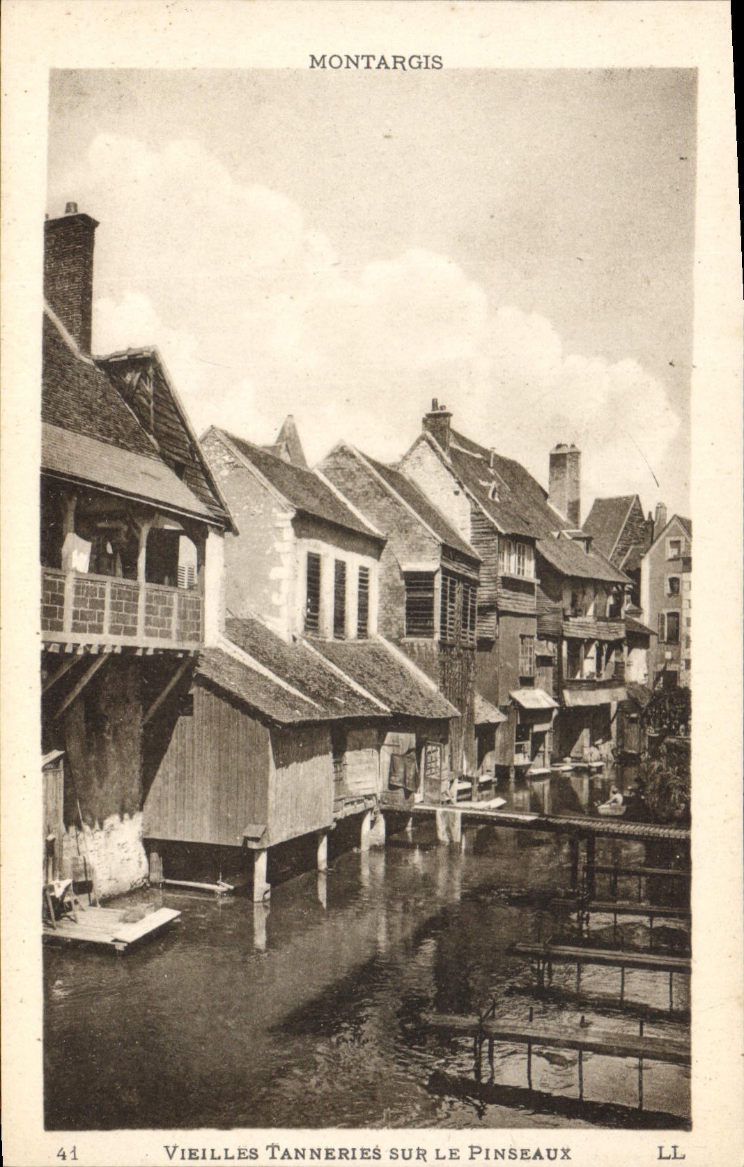 CPA Montargis Vielle Tanneries sur le Pinseaux