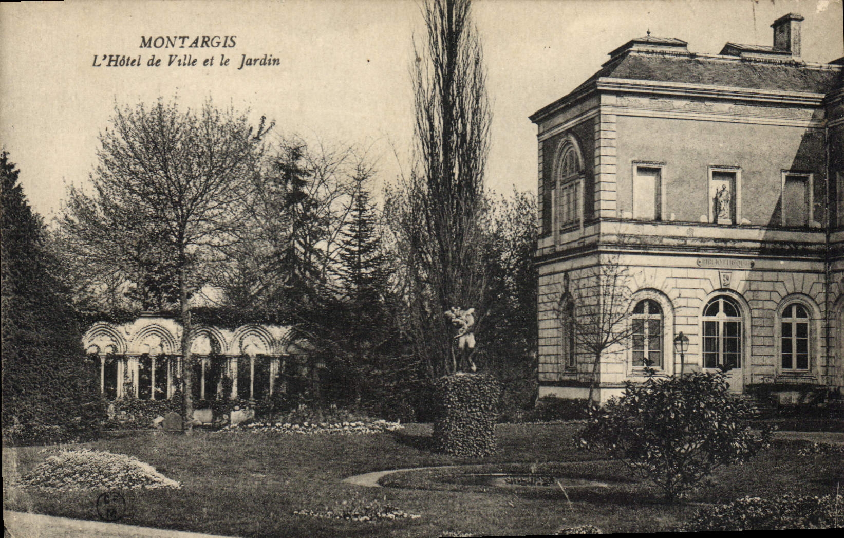 CPA Montargis L'Hotel de Ville et le Jardin