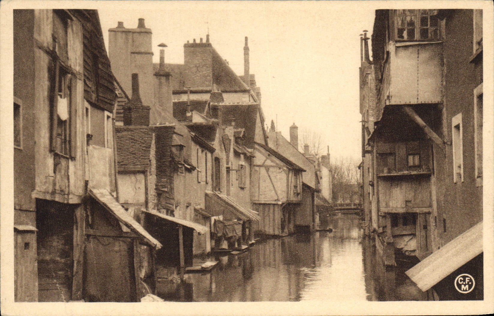 CPA Montargis Rue sur l'Eau