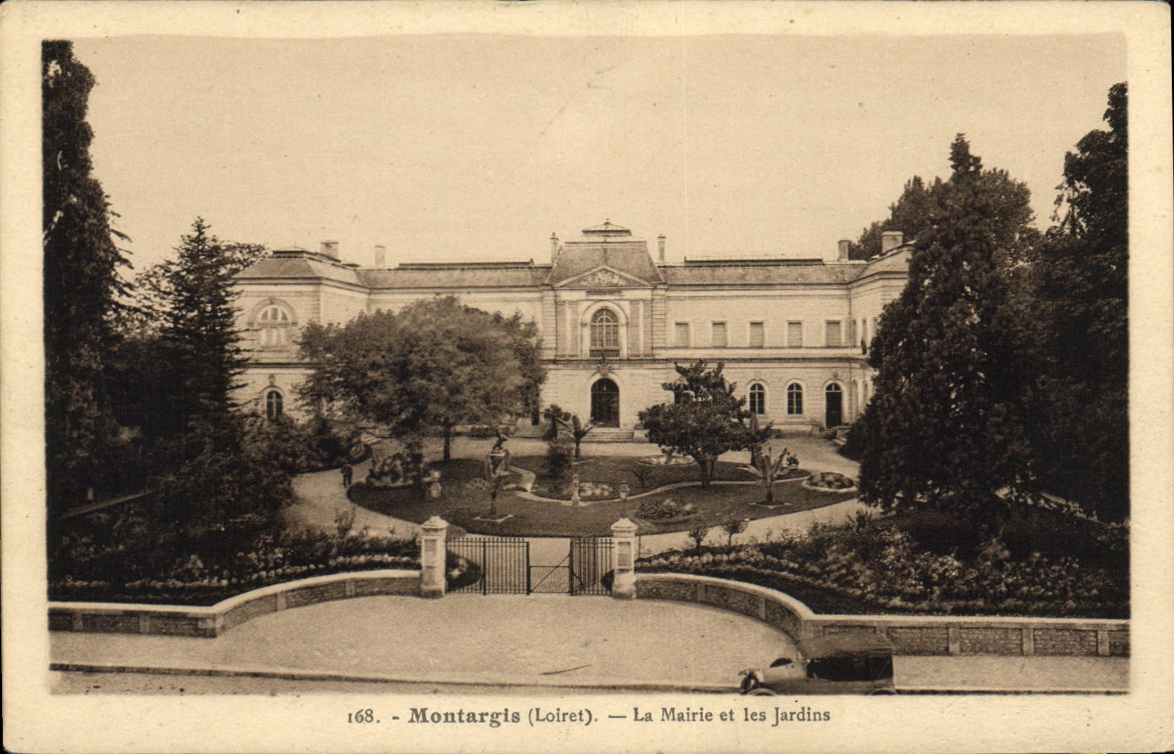 CPA Montargis (Loiret) La Mairie et les Jardins