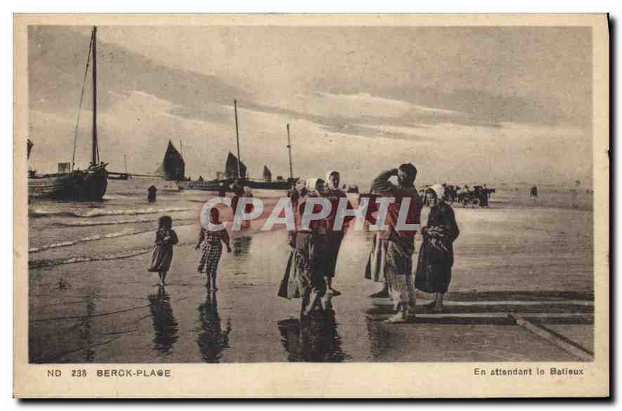 CPA Berck Plage En Attendant le Bateaux 