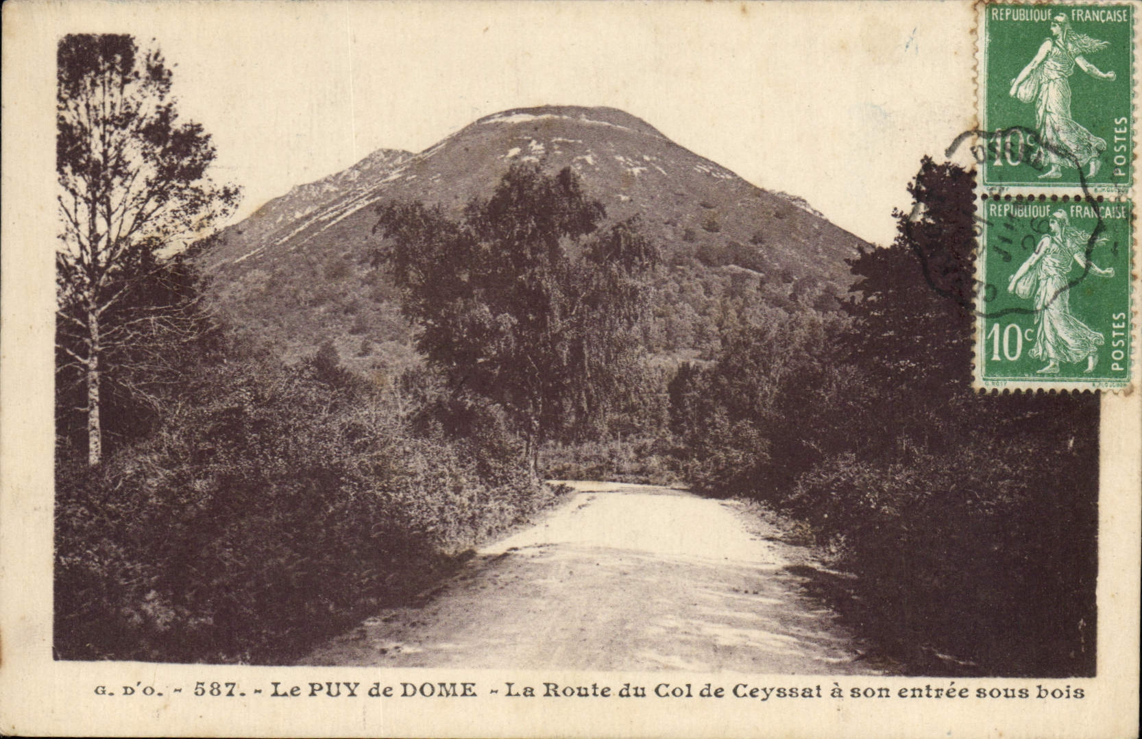 CPA Le Puy de Dome La Route du Col de Ceyssat a son entree sous bois 