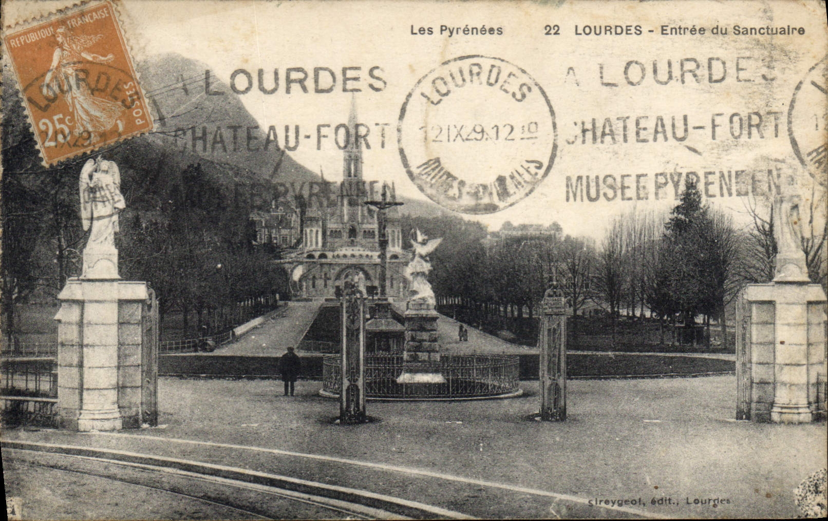 CPA Les Pyrenees Lourdes Entree du Sanctuaire 