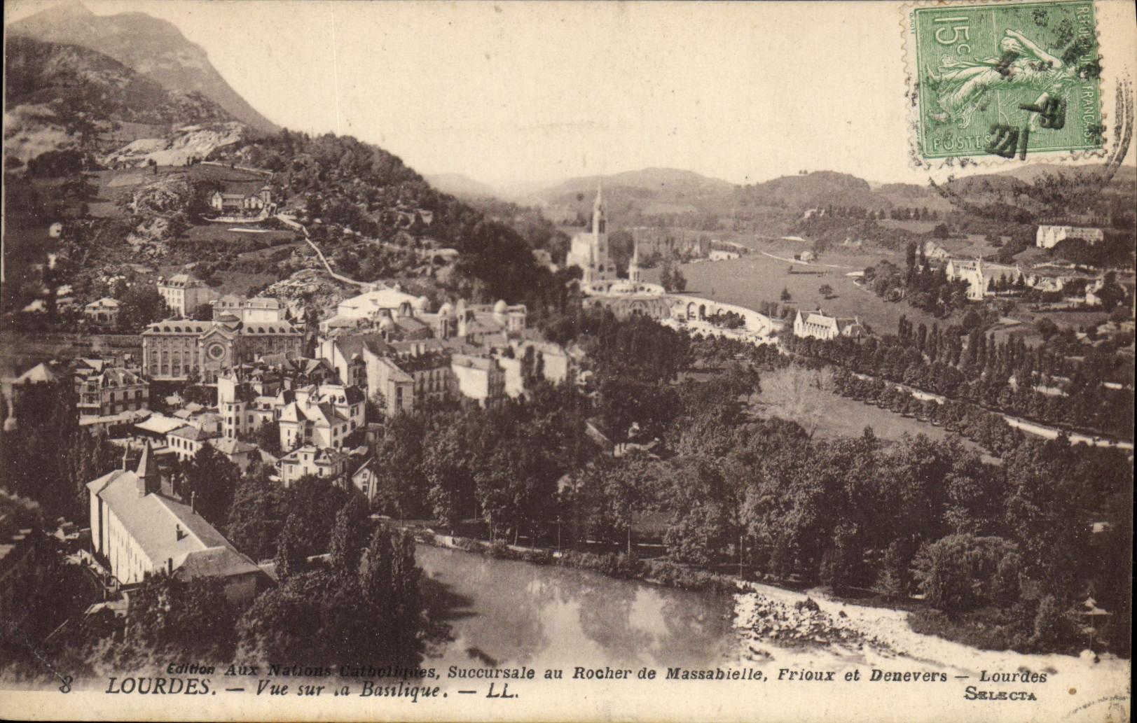 CPA Lourdes Vue sur la Basilique 