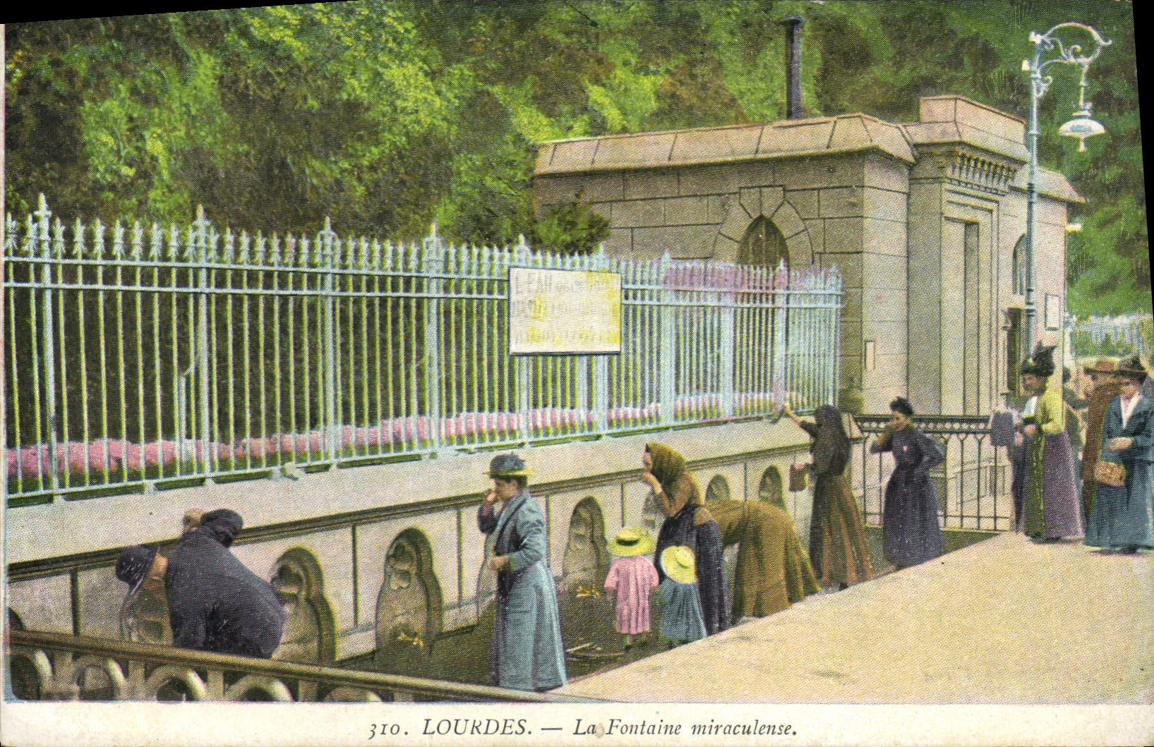 CPA Lourdes La Fontaine miraculense 