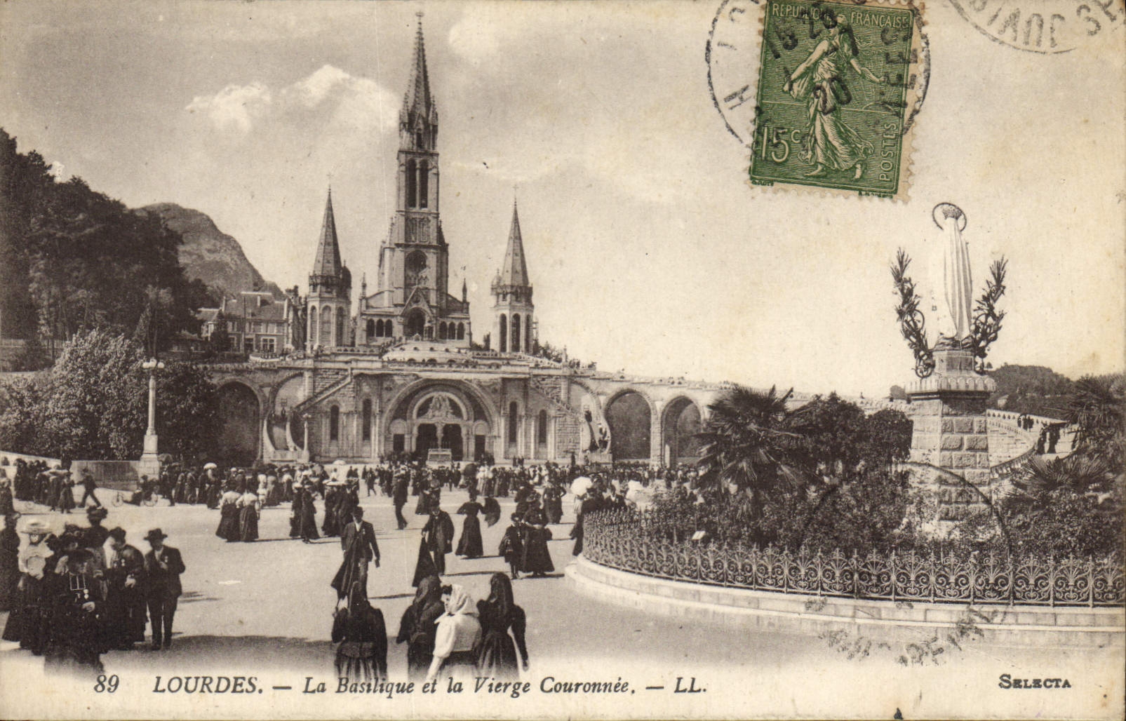 CPA Lourdes La Basilique et la Vierge Couronnee 