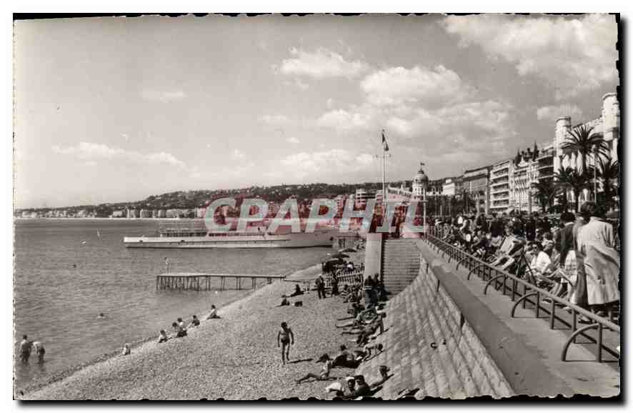 CPA Nice A M une des plages de la promenade Anglais et le bateau de croisiere le Gallus 