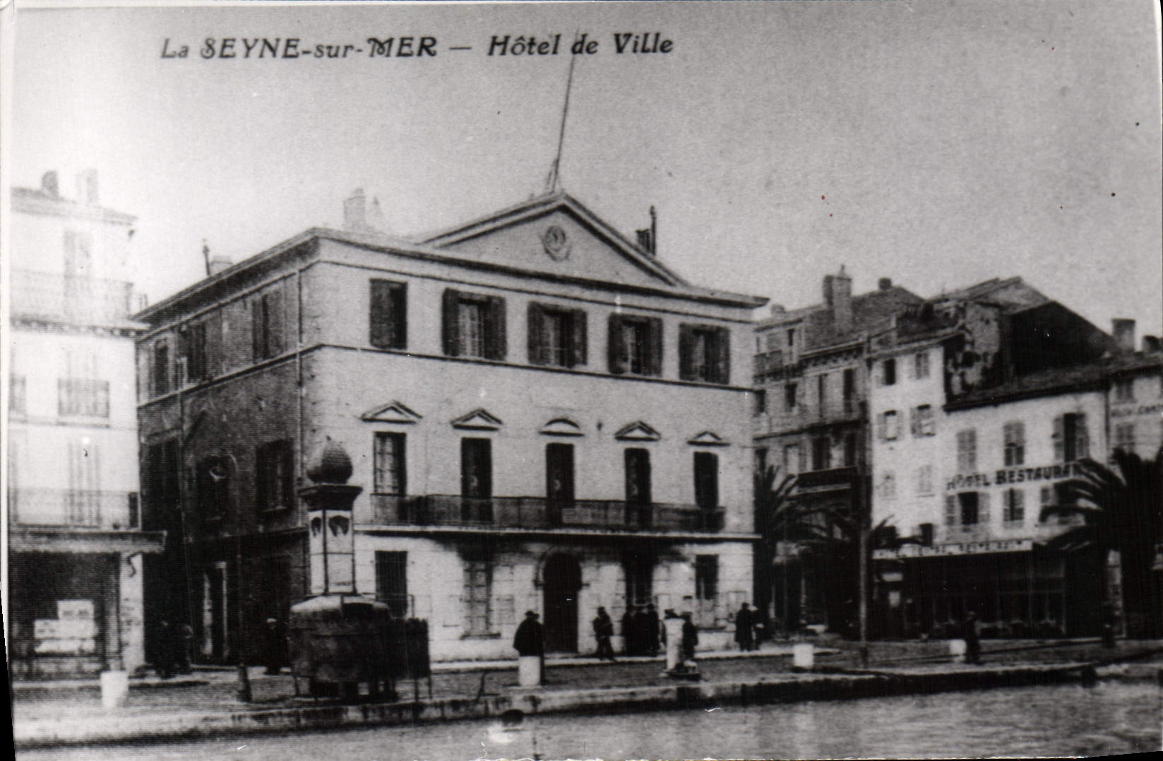 La SEYNE-sur-MER — Hôtel de Ville — Éditeur CPAPHIL, n° 5664