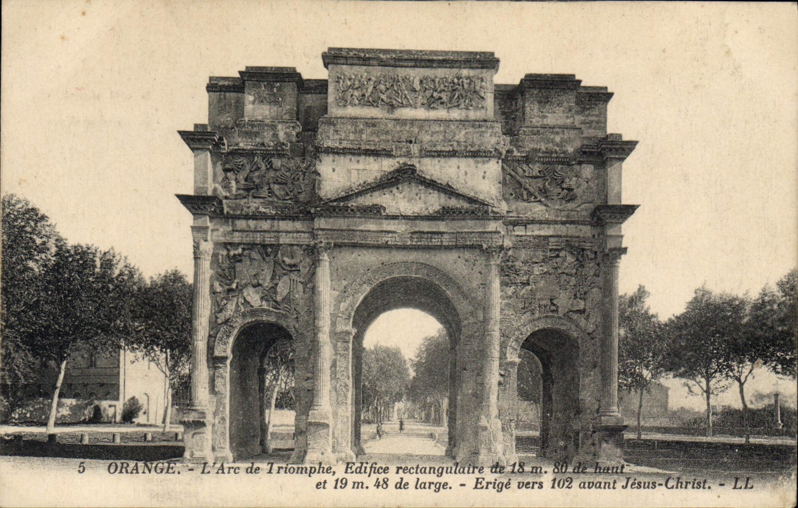 CPA Orange l'Arc de Triomphe Edifice rectangulaire Erige vers 102 avant Jesus christ 