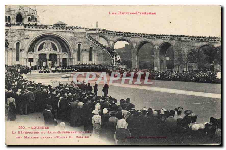 CPA Les Hautes Praesens Lourdes la benediction du Saint Sacrament aux malides devant l'eilire du rov