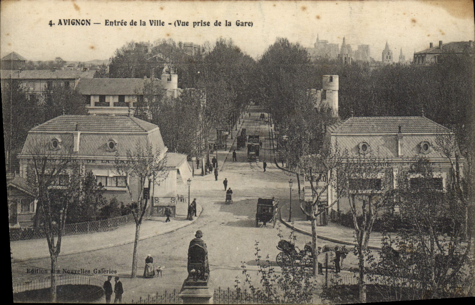CPA Avignon entree de la ville prise de la Gare 