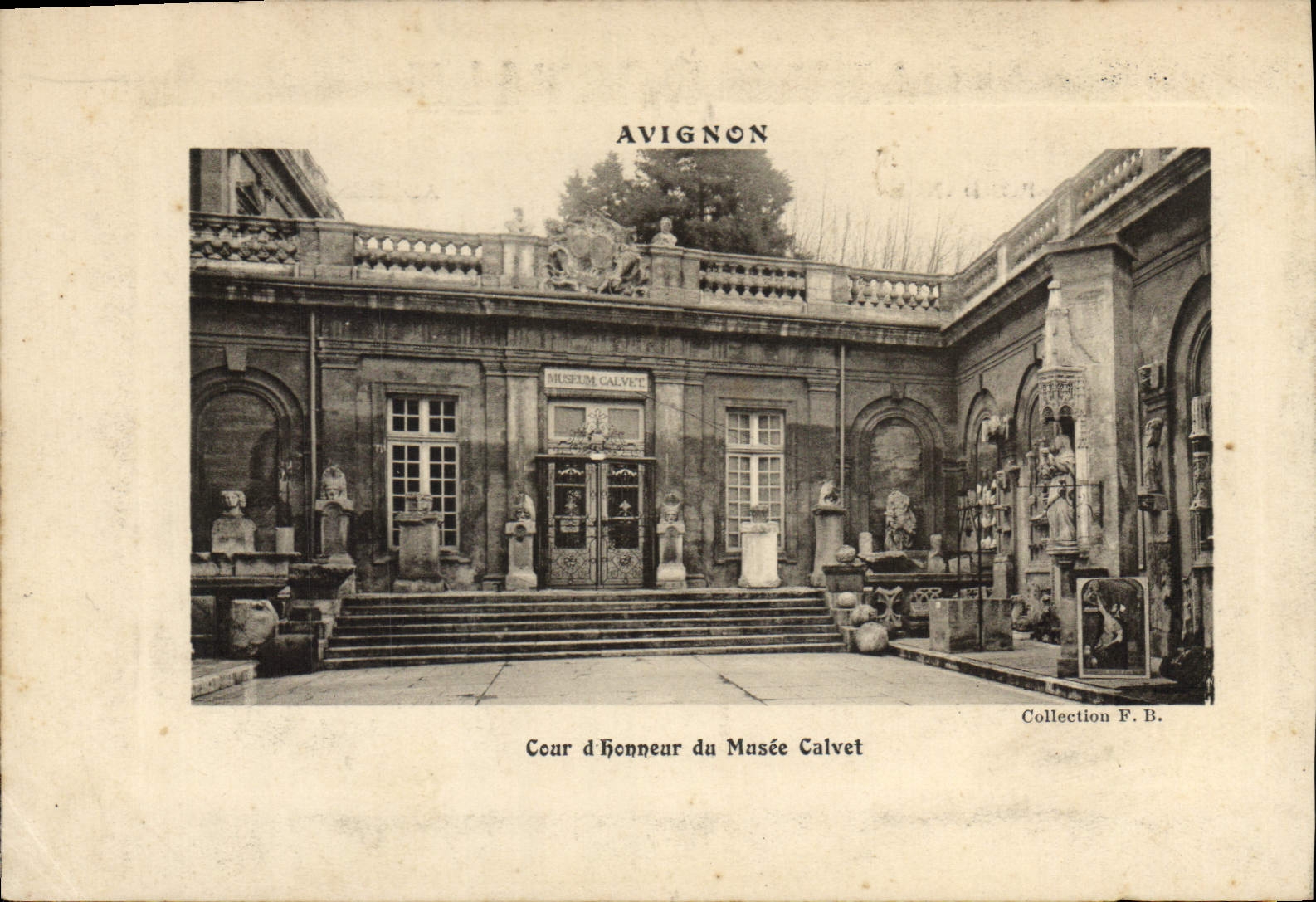 CPA Avignon cour d'honneur du Musee Calvet 