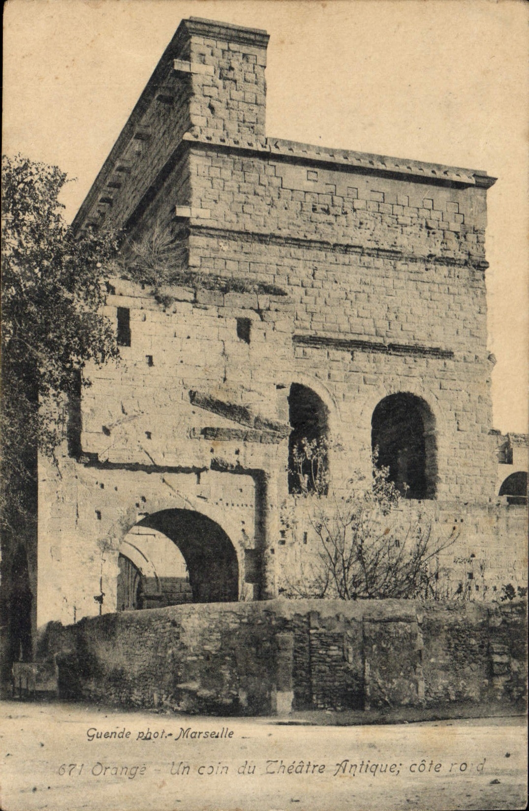 Orange - Un coin du Théâtre Antique; côté nord — Guende phot.-Marseille, n°671
