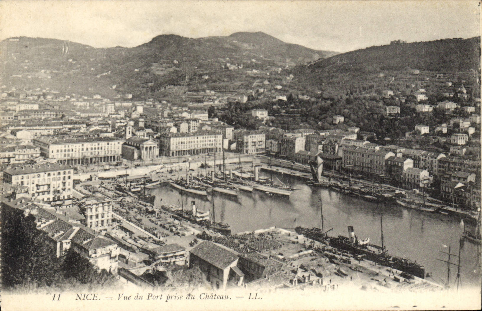 CPA Nice Vue du Port prise du Chateau 