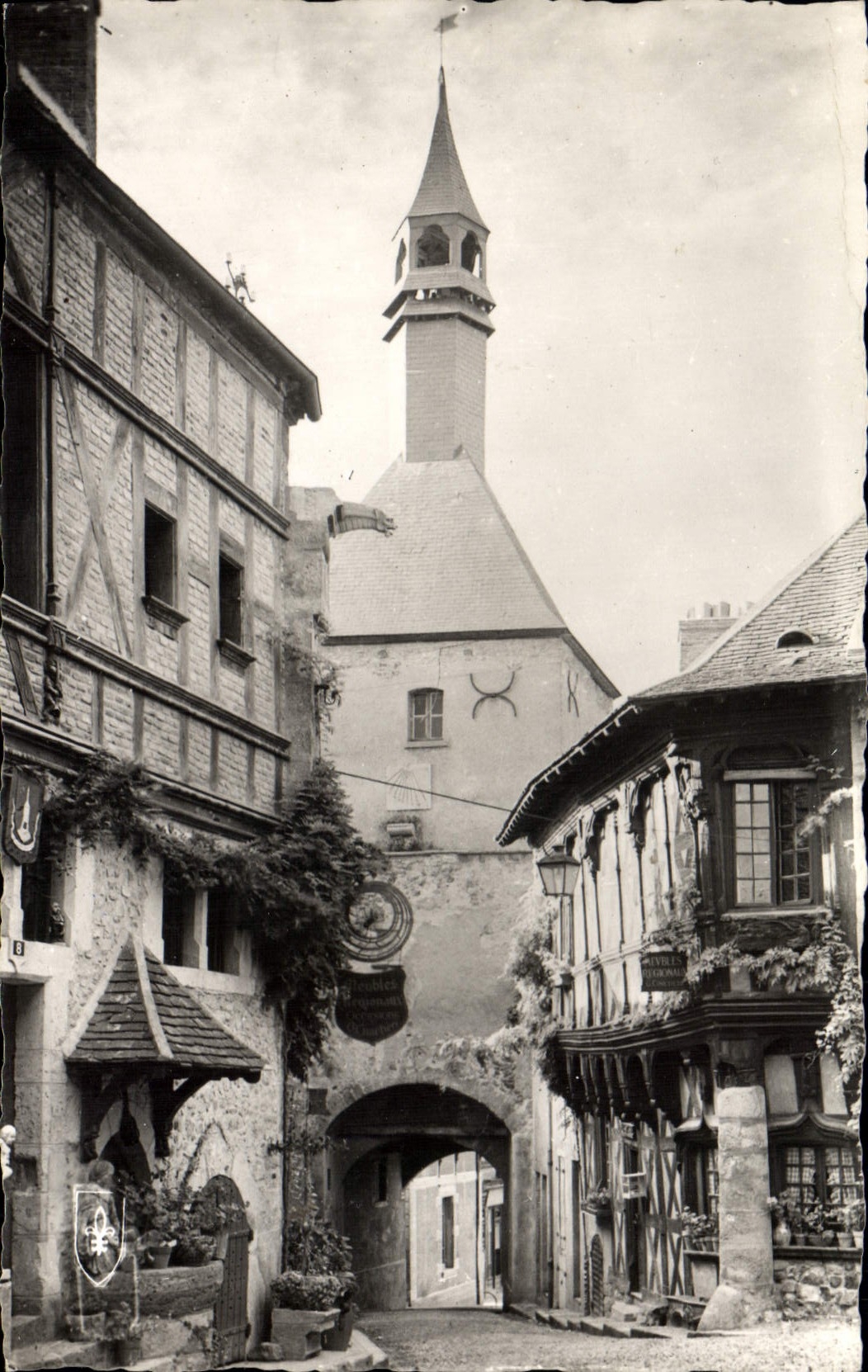 CPA Bourbon Lancy Saone et Loire la maison de Bois CVI siecle et le Beffroi 