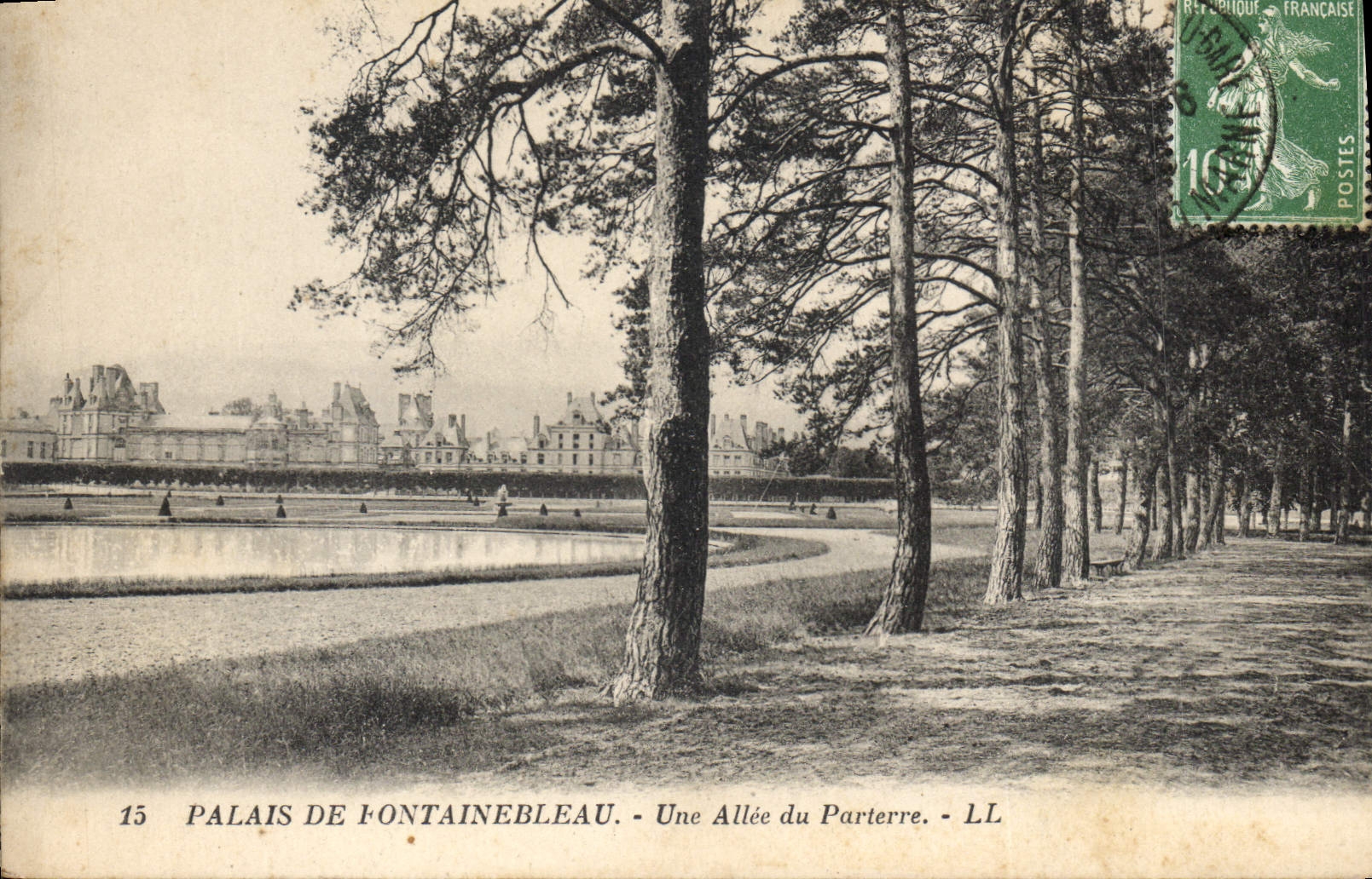 Palais de Fontainebleau — Une Allée du Parterre — LL