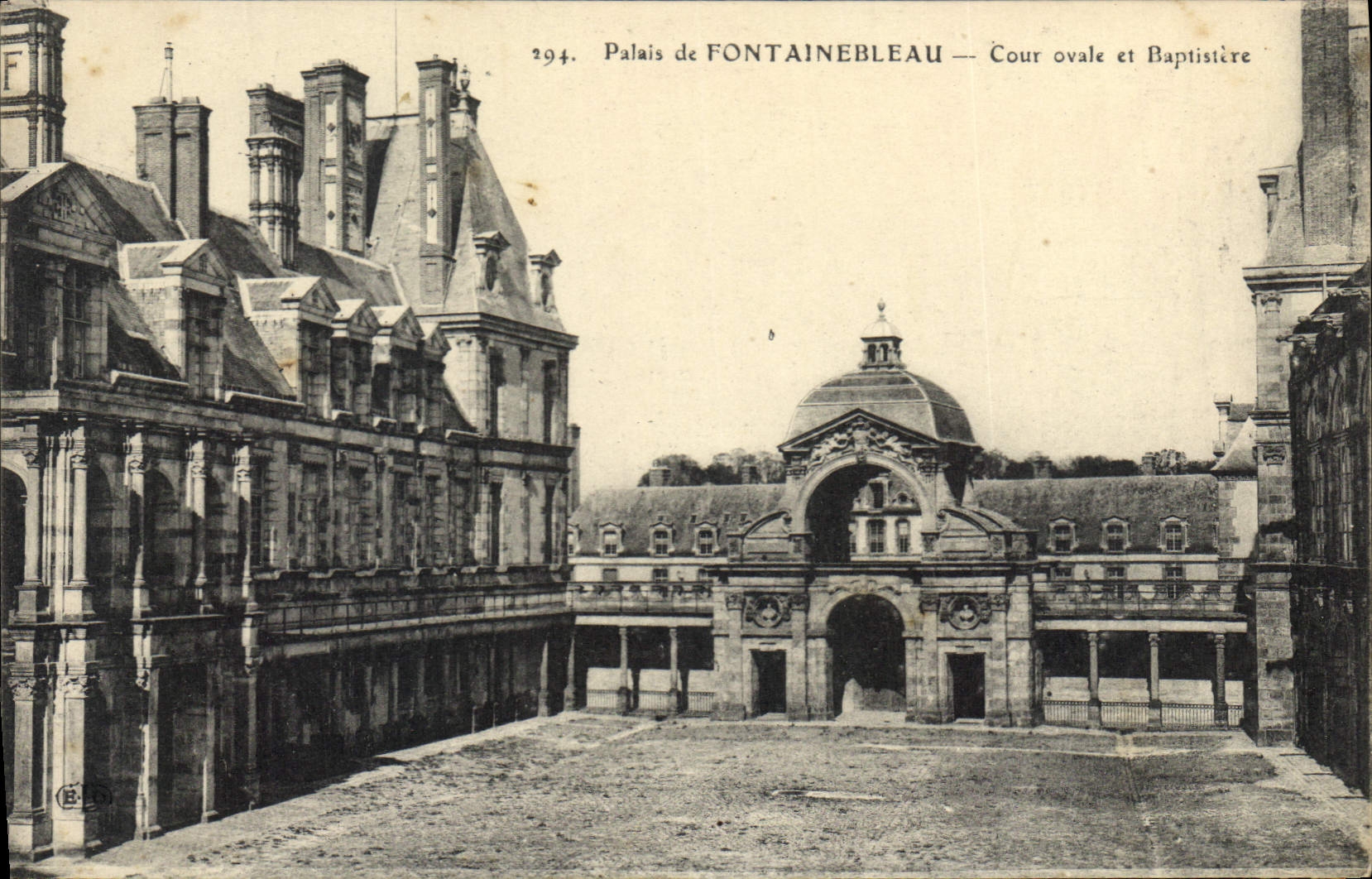 Palais de FONTAINEBLEAU — Cour ovale et Baptistière — Éditeur E. B. n°294